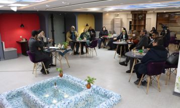 شعر فارسی همچنان زنده و پویا