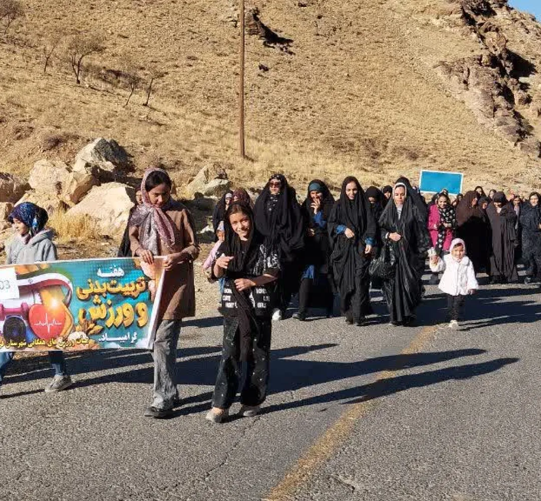پیادهروی خانوادگی در روستای «آرزومند»