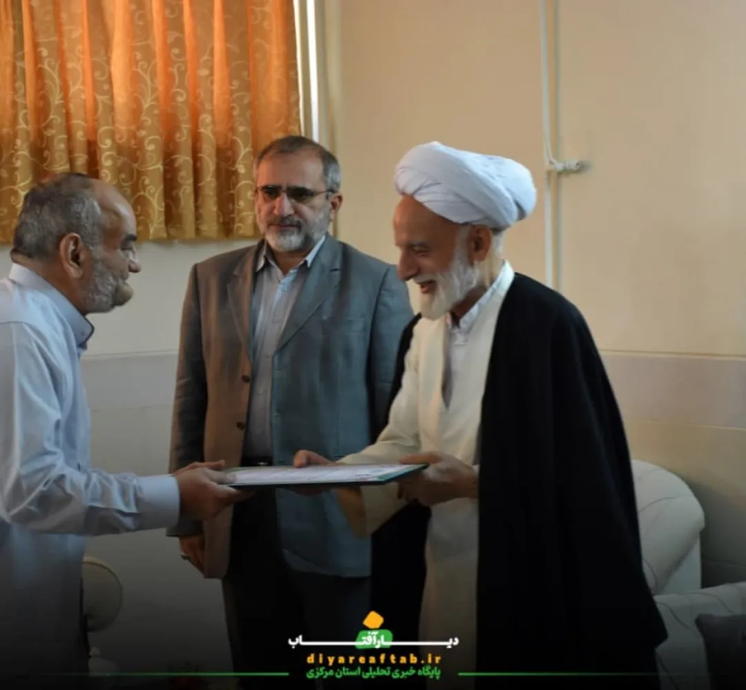 دیدار مسئولان با خانوادههای شهدا در اراک