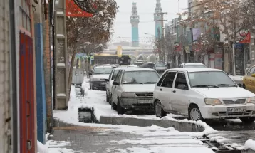 بارش مداوم  برف زمستانی در اراک