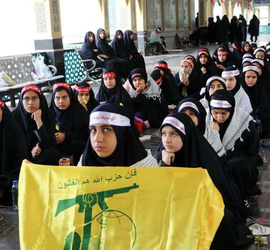 دانشآموزان ساوجی مزار شهدا را گلباران کردند