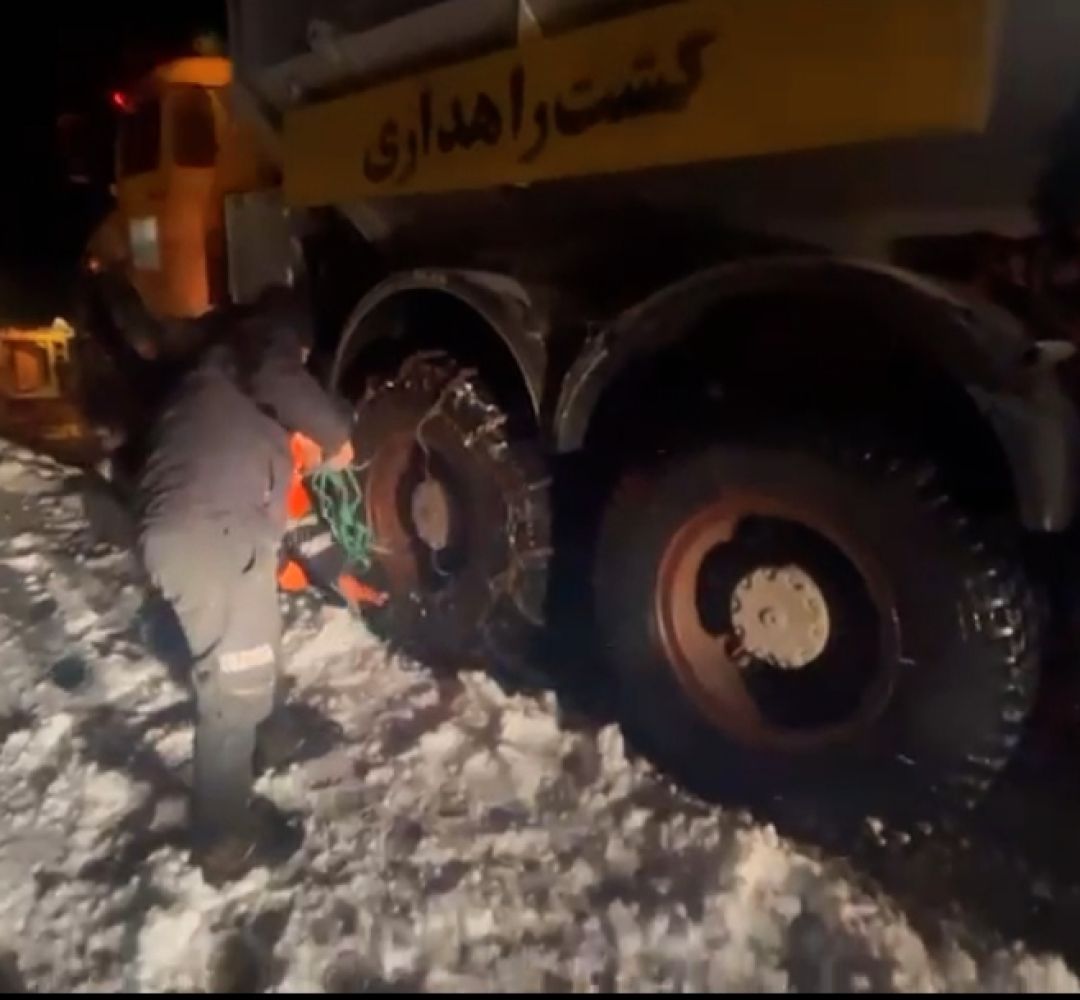 عملیات بی‌وقفه برف‌روبی راهداران کمیجان