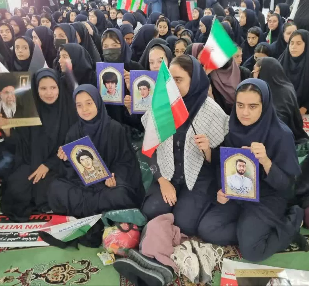 تجمع دانشآموزان ساوجی به مناسبت ۱۳ آبان