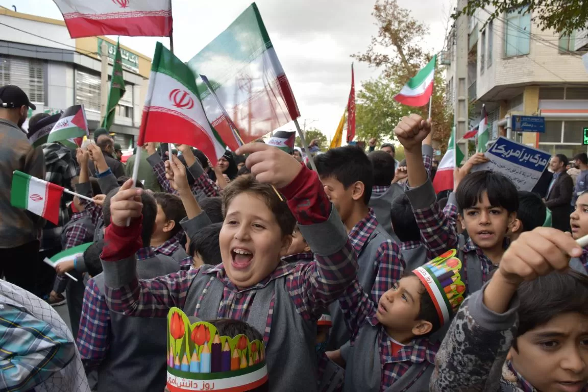 حضور نوجوانان در راهپیمایی 13 آبان‌ماه اراک