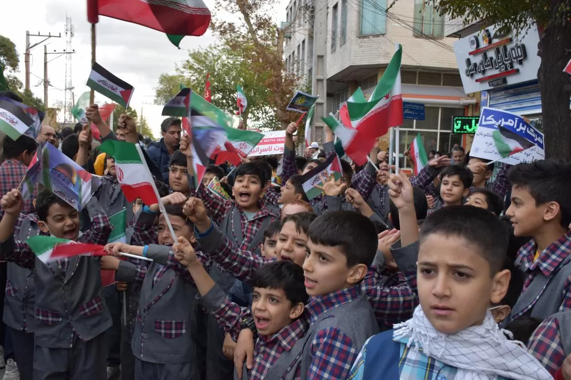 حضور نوجوانان در راهپیمایی 13 آبان‌ماه اراک