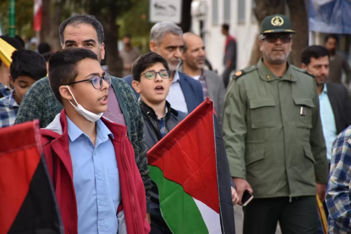 حضور نوجوانان در راهپیمایی 13 آبان‌ماه اراک