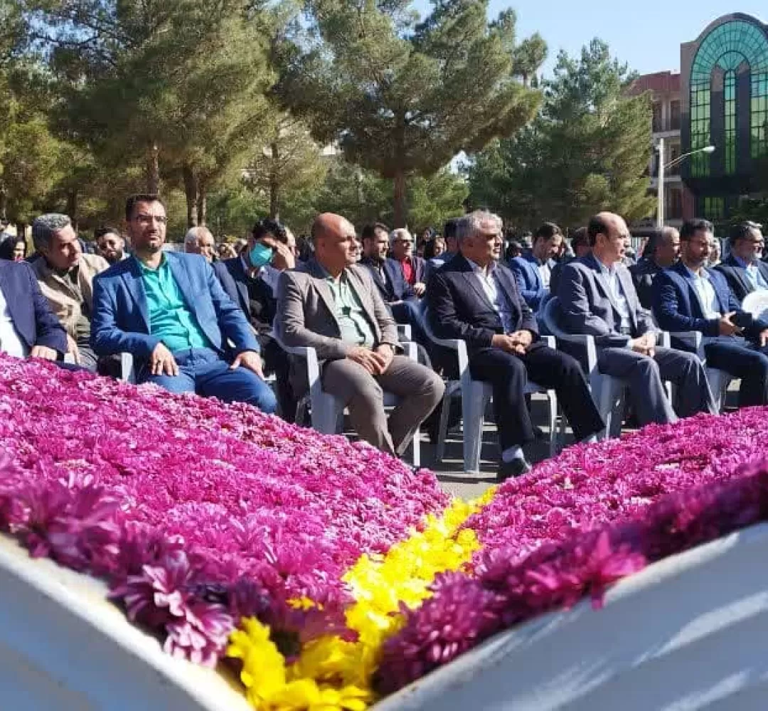 بزرگترین فرش سرگل قارهکهن در محلات رونمایی شد