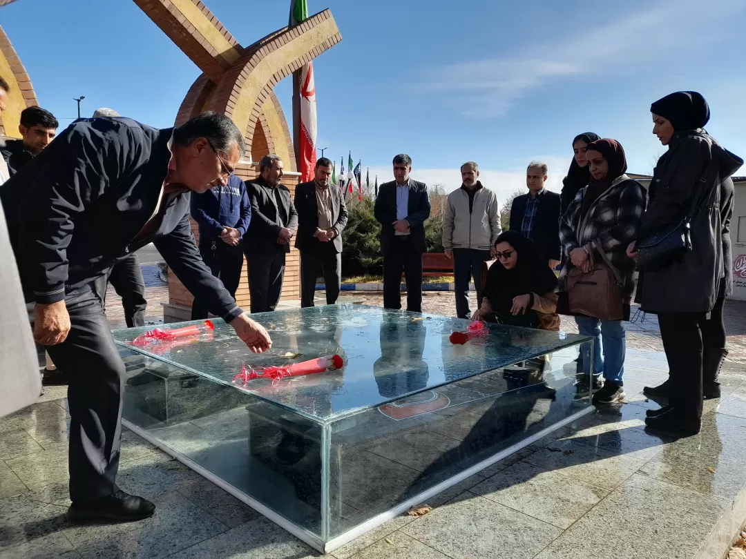 مزار شهید گمنام دانشگاه فراهان گلباران شد