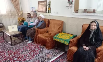 پرچم حرم امام رضا(ع) مهمان منزل شهدای‌ساوجی