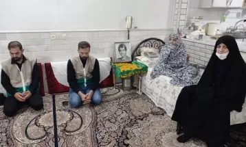 پرچم حرم امام رضا(ع) مهمان منزل شهدای‌ساوجی