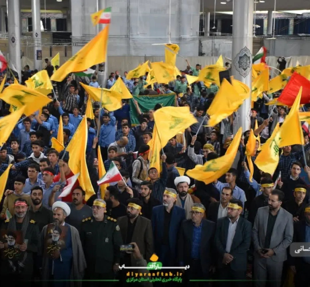 حمایت دانشآموزان با اهدای گل به پاسداران