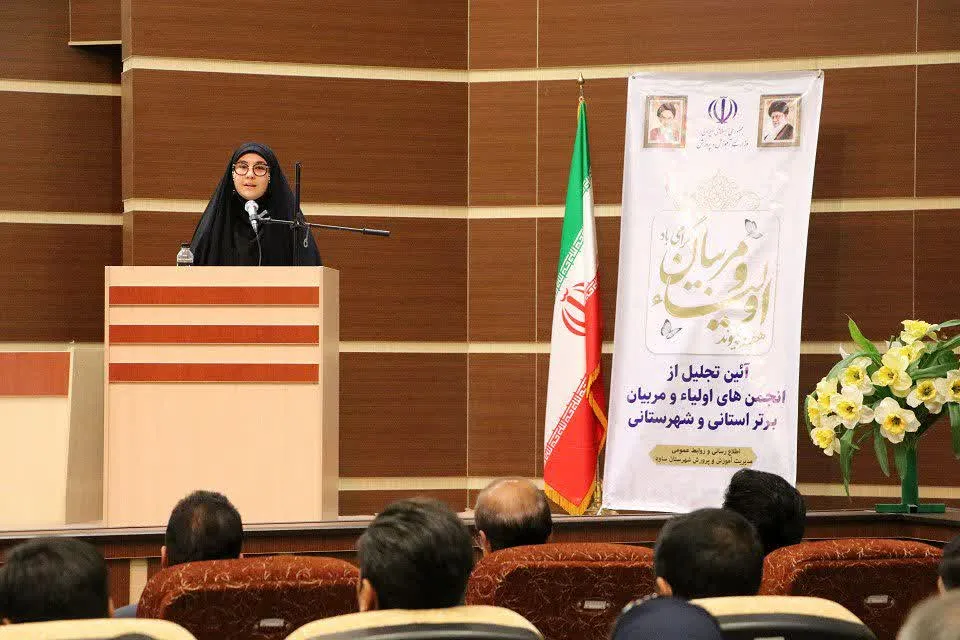 تجلیل از انجمن‌های برتراولیا و مربیان در ساوه
