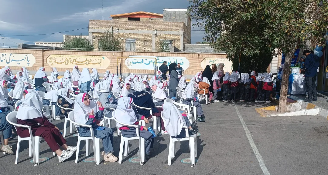 جشن عاطفه ها در مدارس کمیجان برگزار شد