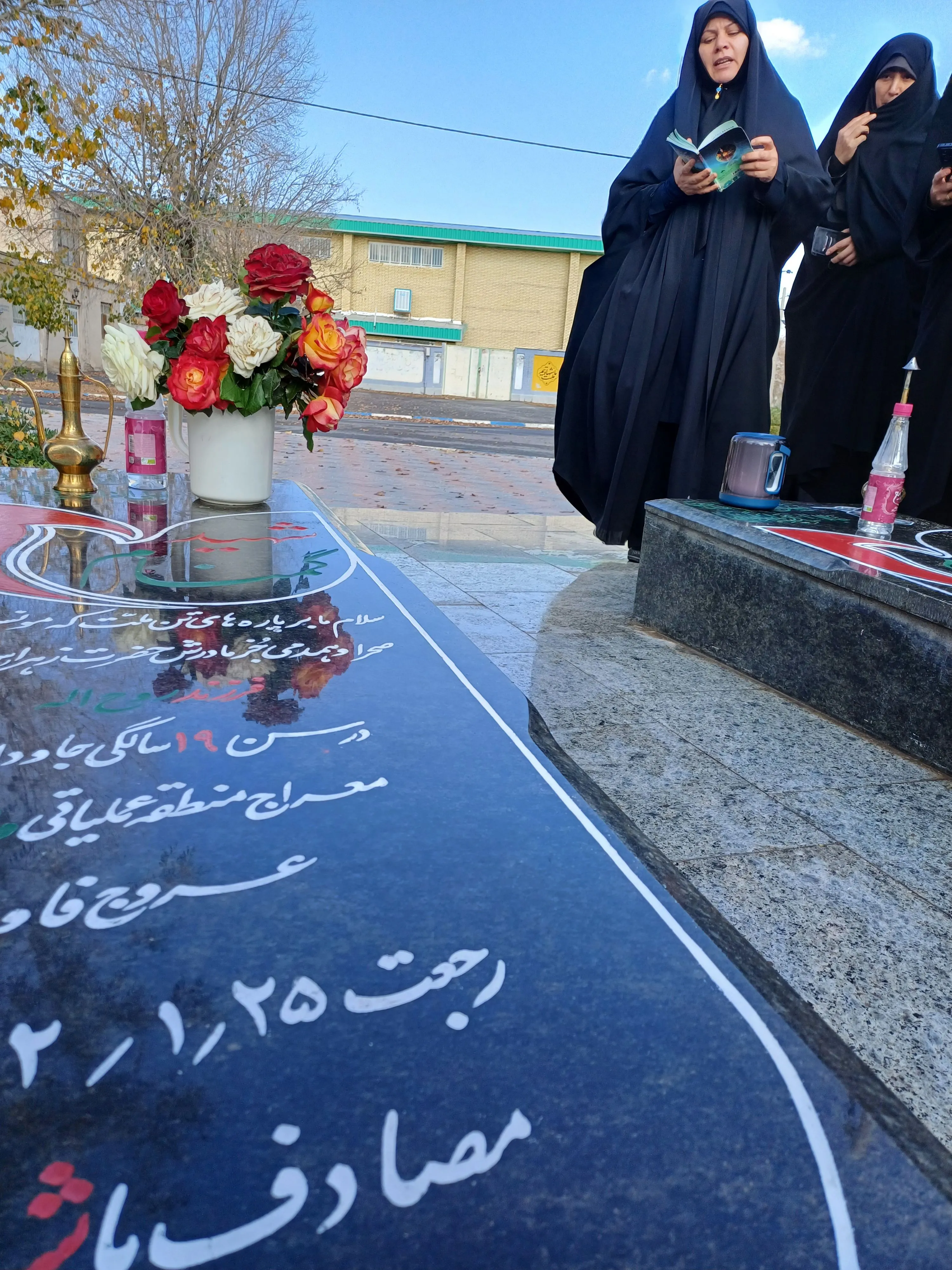 عطر افشانی گلزار شهدا در فراهان