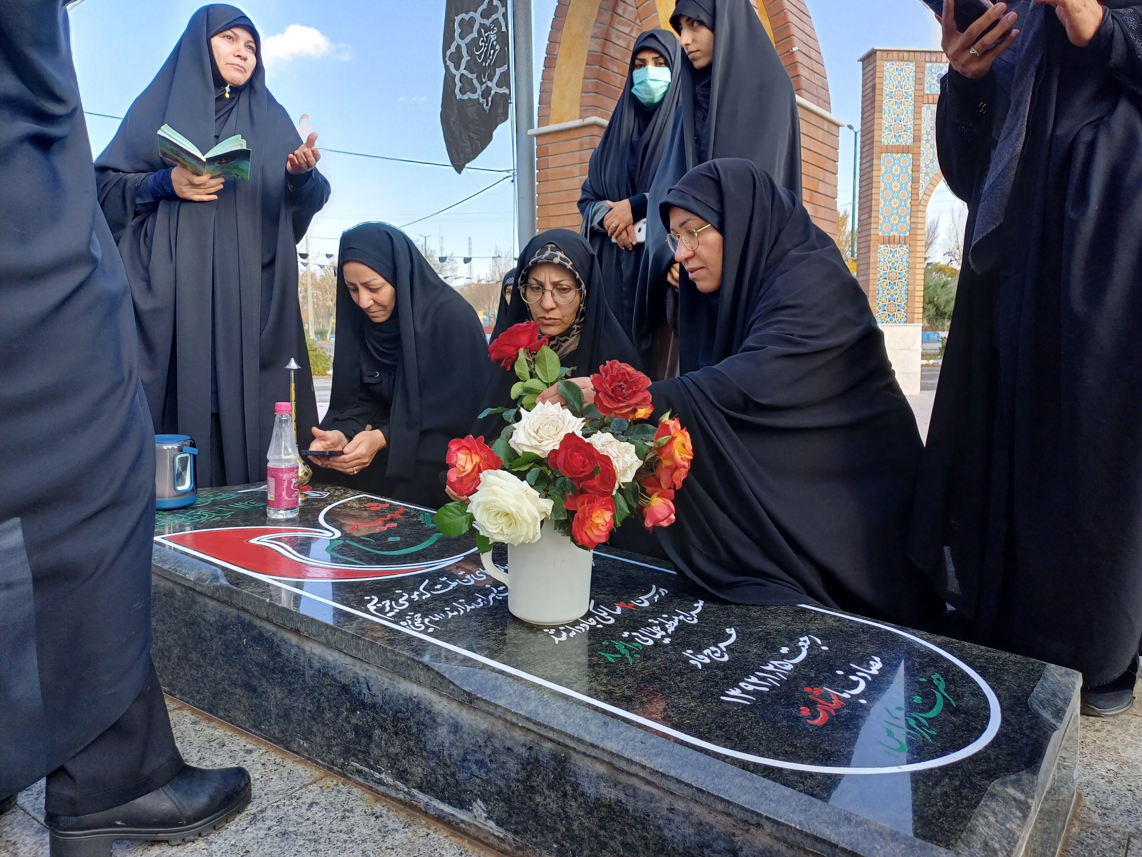 عطر افشانی گلزار شهدا در فراهان
