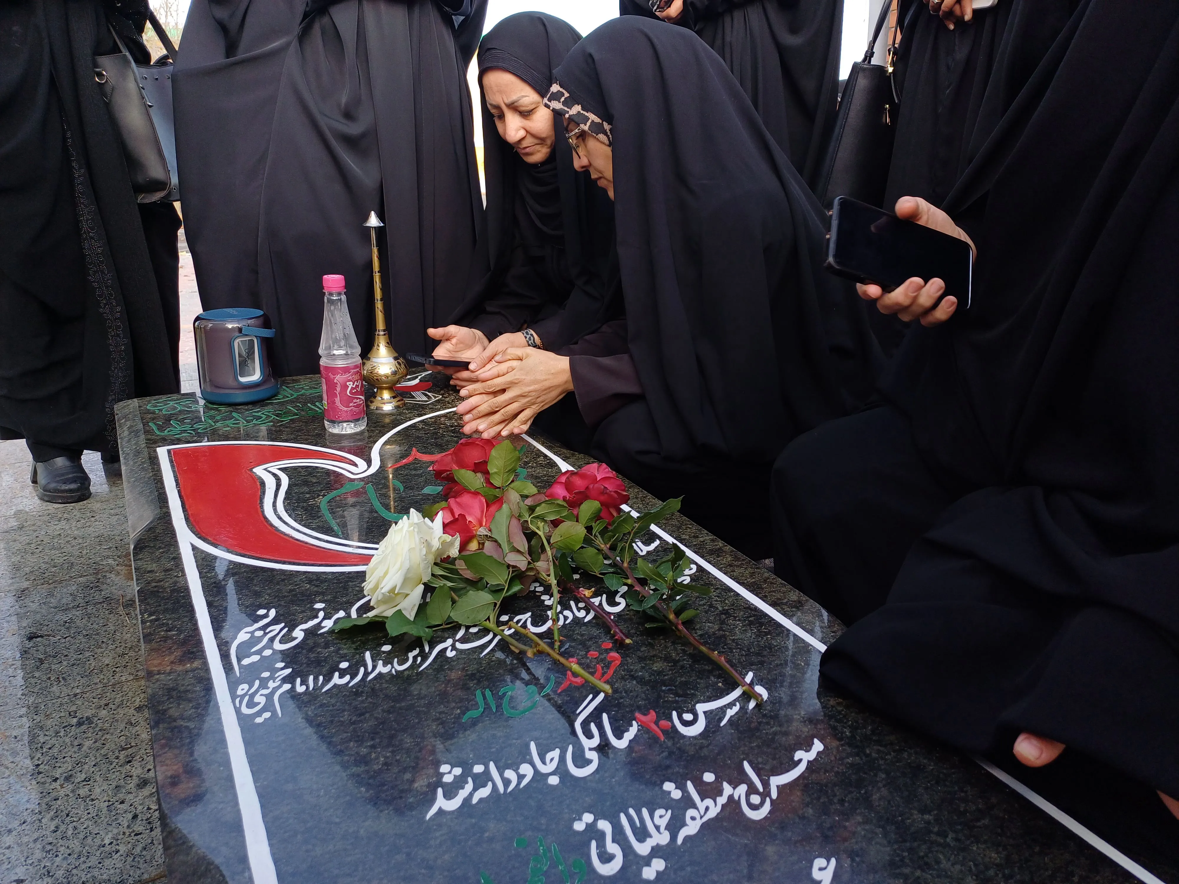عطر افشانی گلزار شهدا در فراهان
