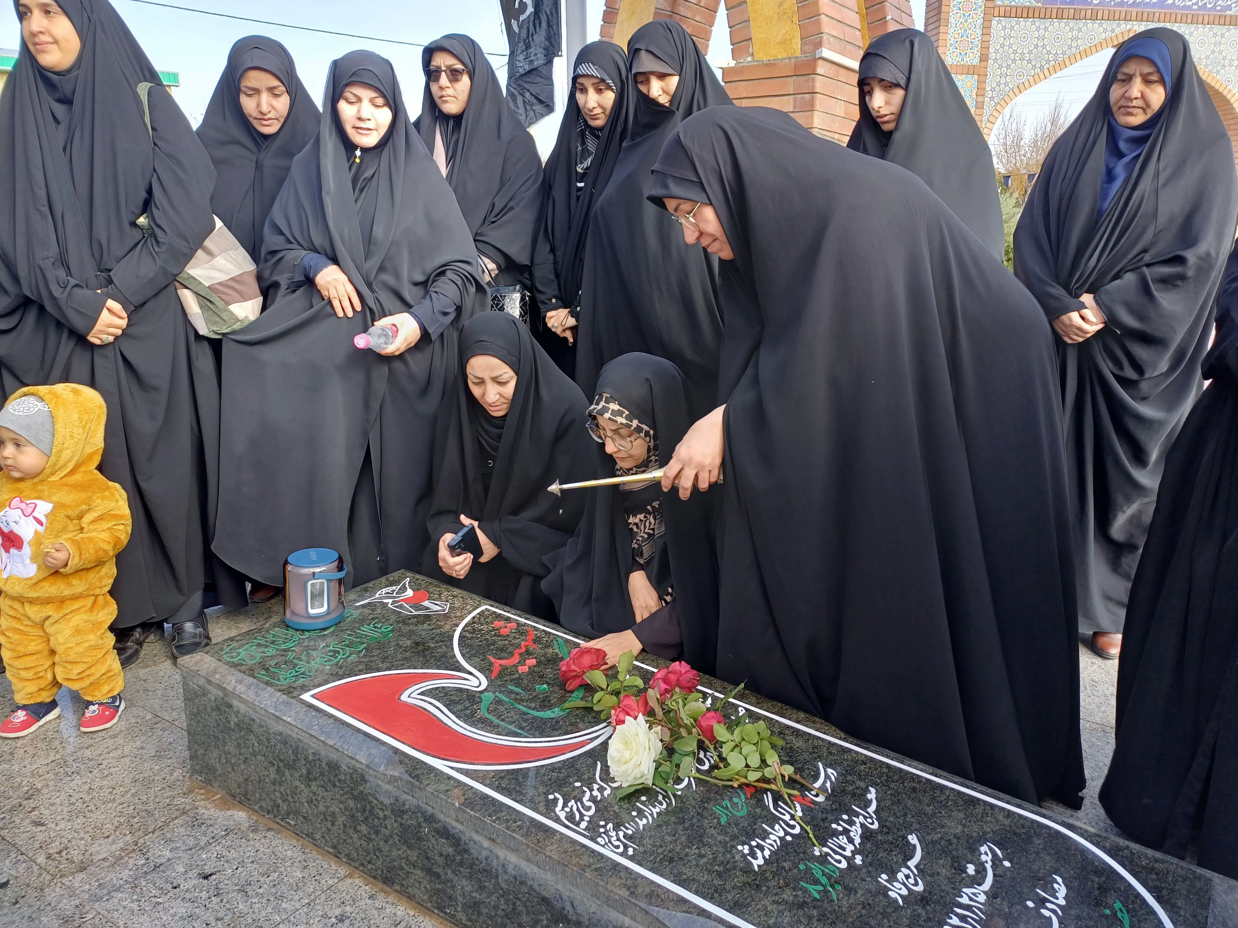 عطر افشانی گلزار شهدا در فراهان