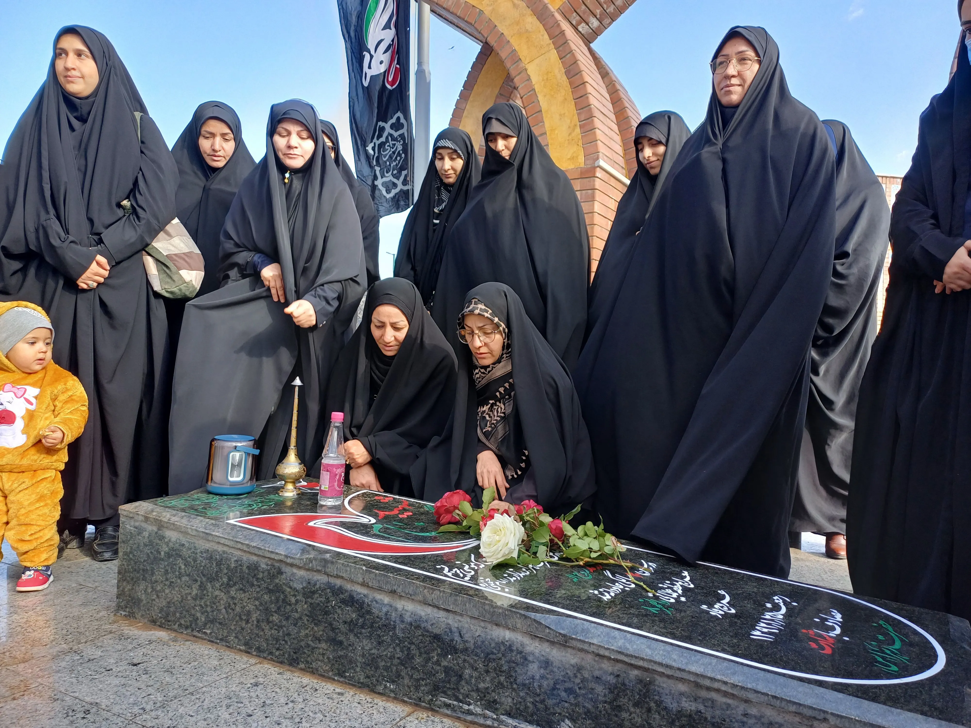 عطر افشانی گلزار شهدا در فراهان