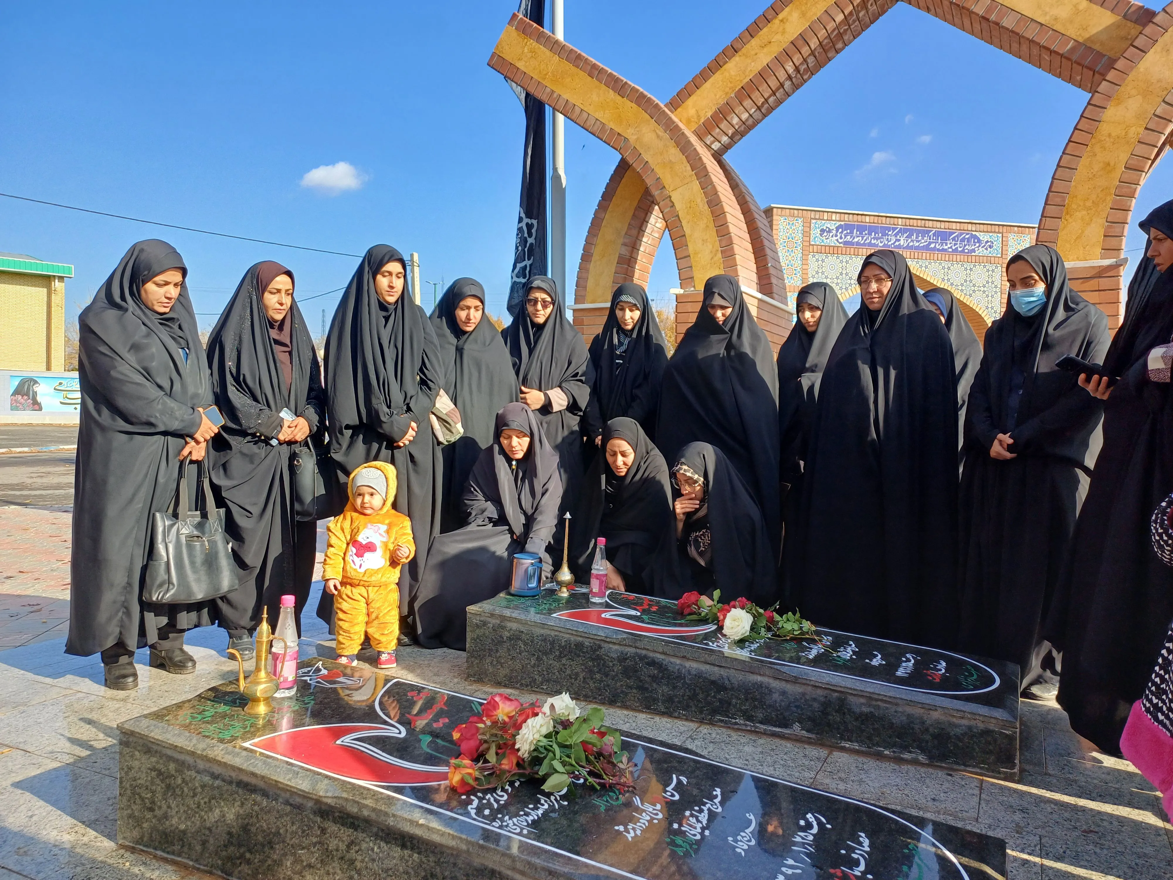 عطر افشانی گلزار شهدا در فراهان