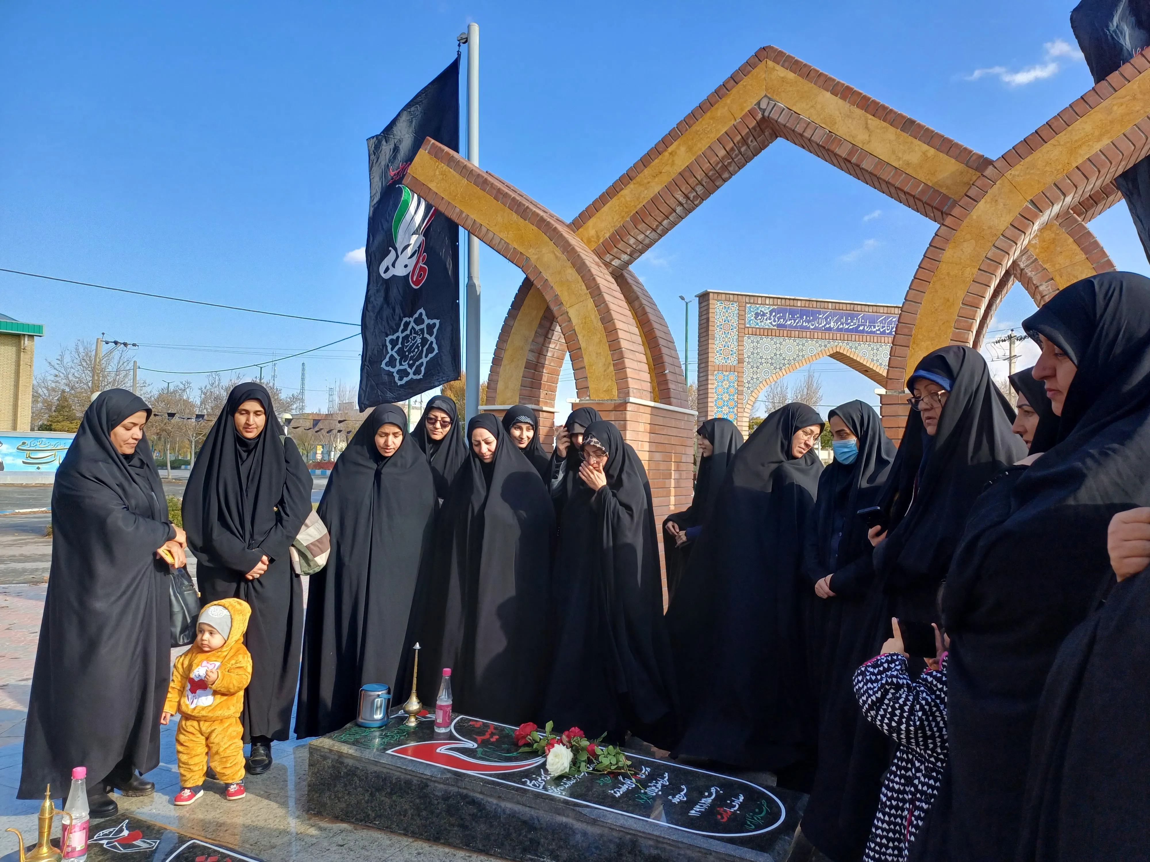 عطر افشانی گلزار شهدا در فراهان