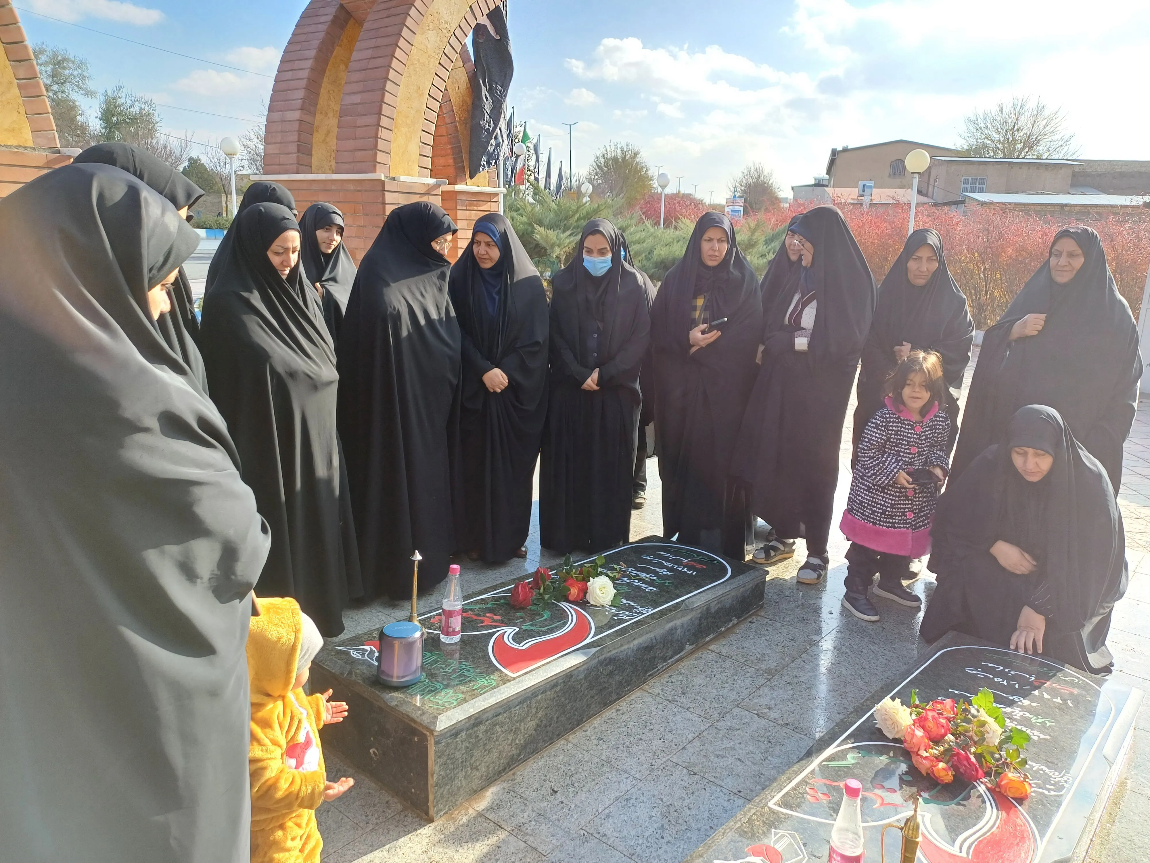 عطر افشانی گلزار شهدا در فراهان