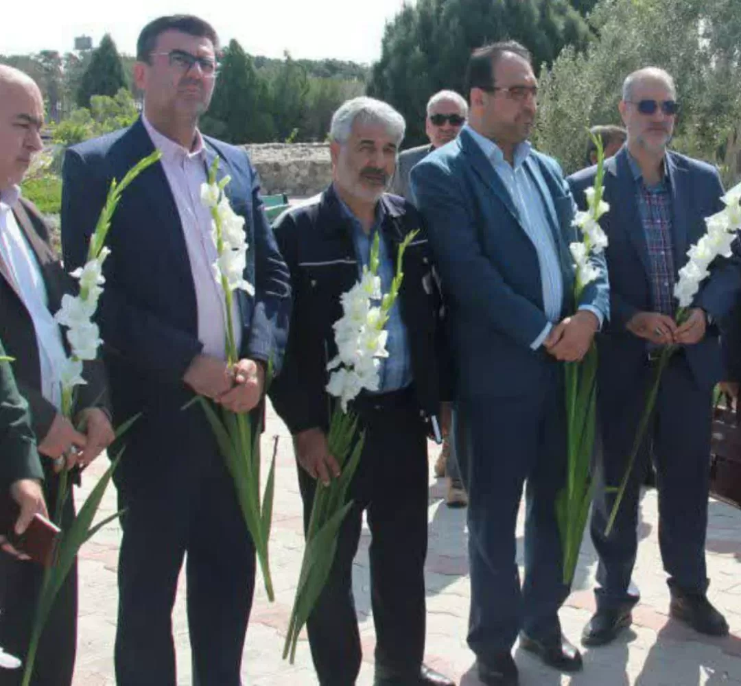 برگزاری مراسم گلباران مزار شهدا با حضور کارگران