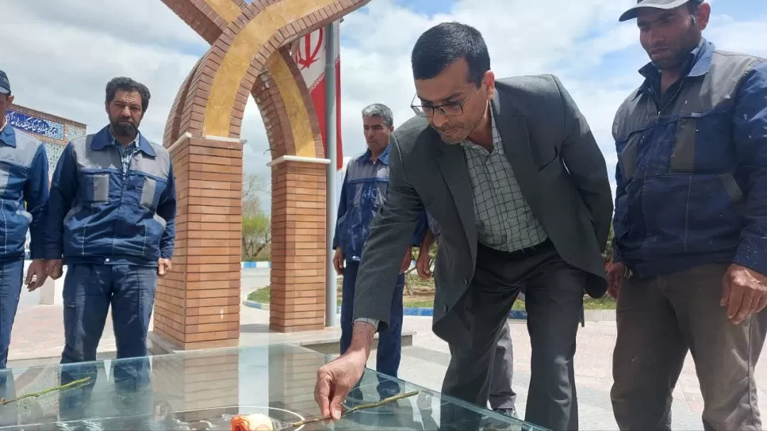 گلزار شهدای گمنام غبارروبی و عطر افشانی شد