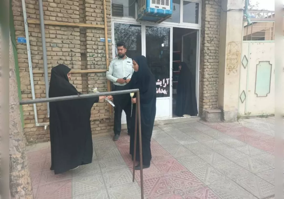 تقدیر نیروی انتظامی از بانوان محجبه خنداب