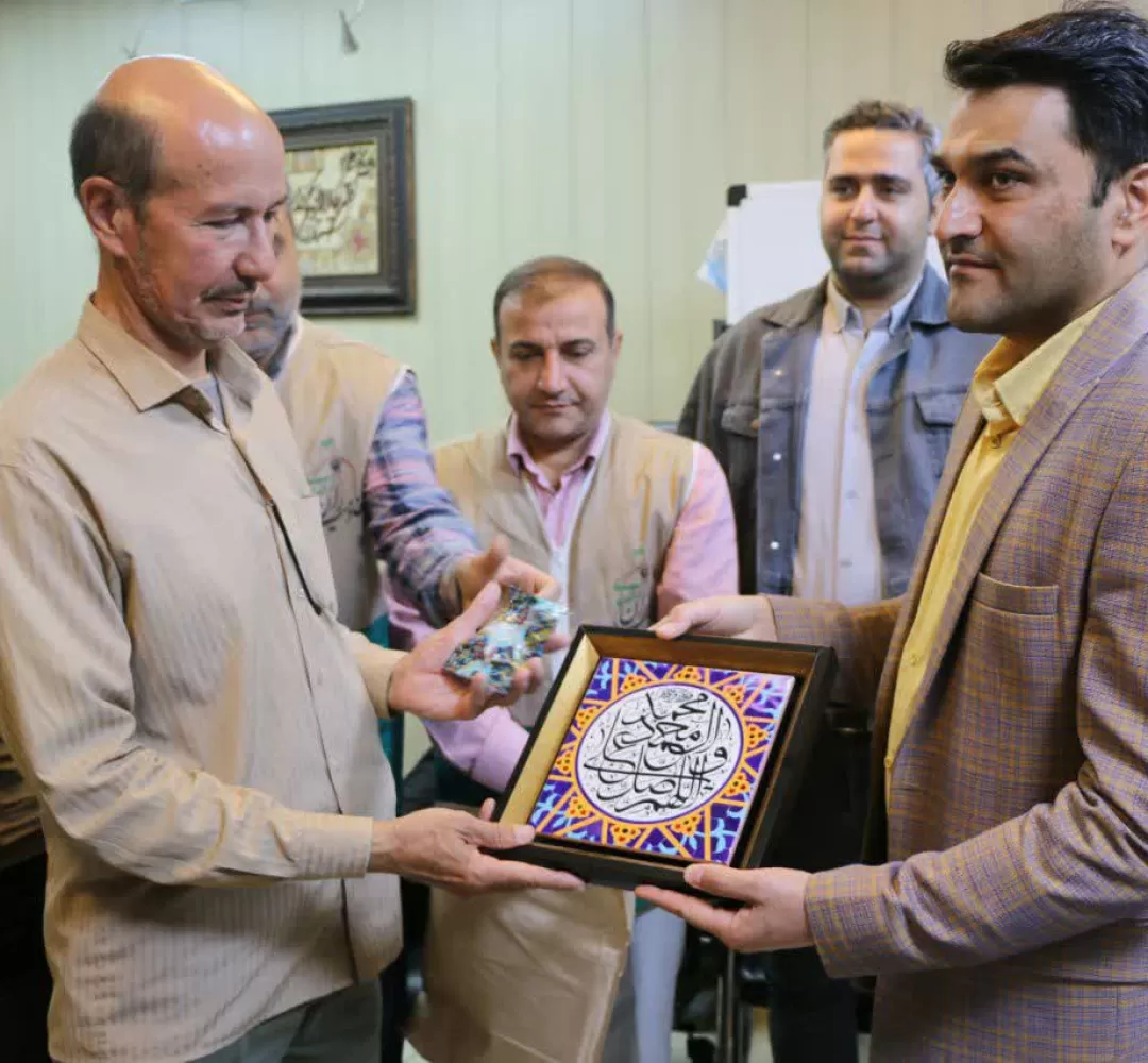 تجلیل از کارگران ساوجی توسط خادمیاران رضوی
