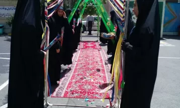 پرچم متبرک رضوی میهمان مدرسه فدک