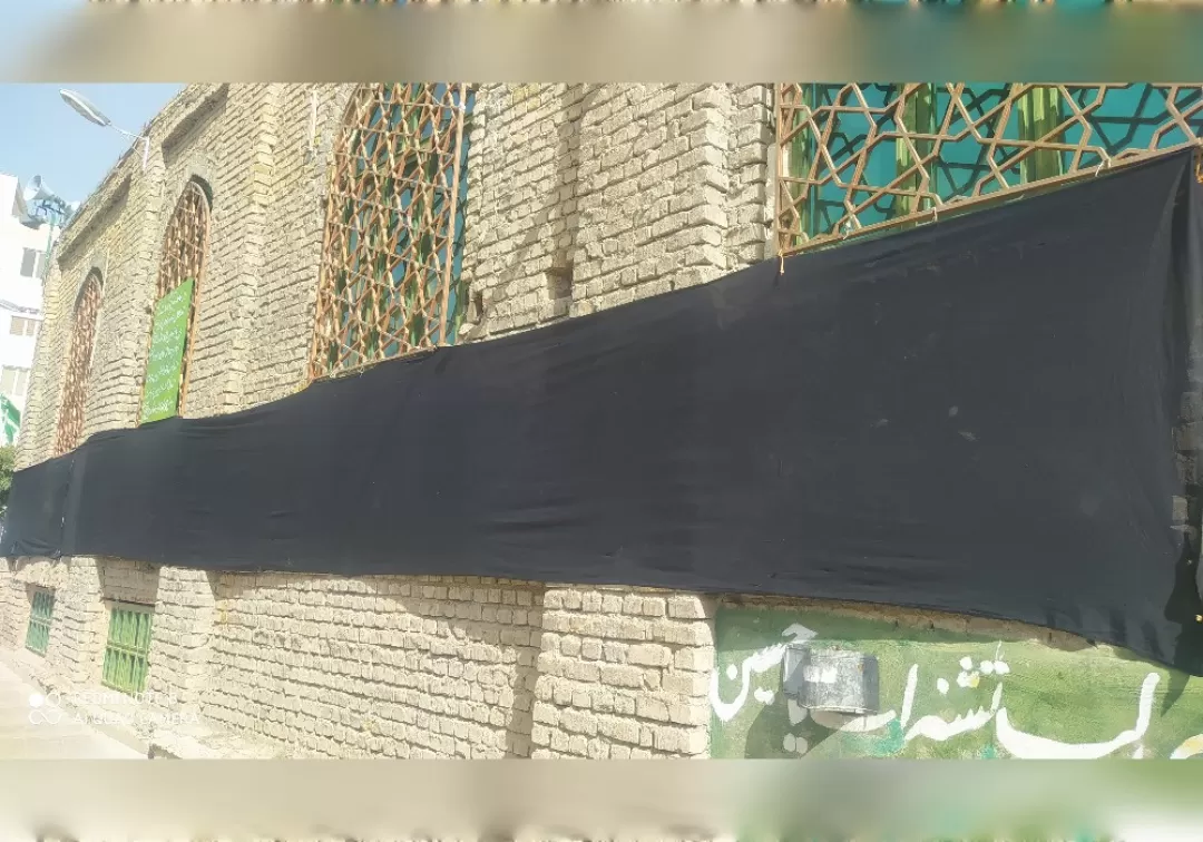 نصب پرچم عزای حسینی در شهر خنداب