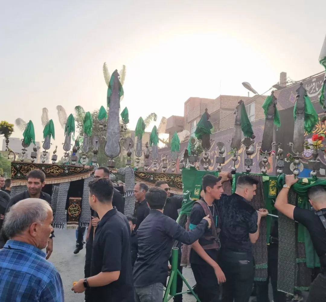 آئین طوق‌گردانی در ساوه برگزار شد