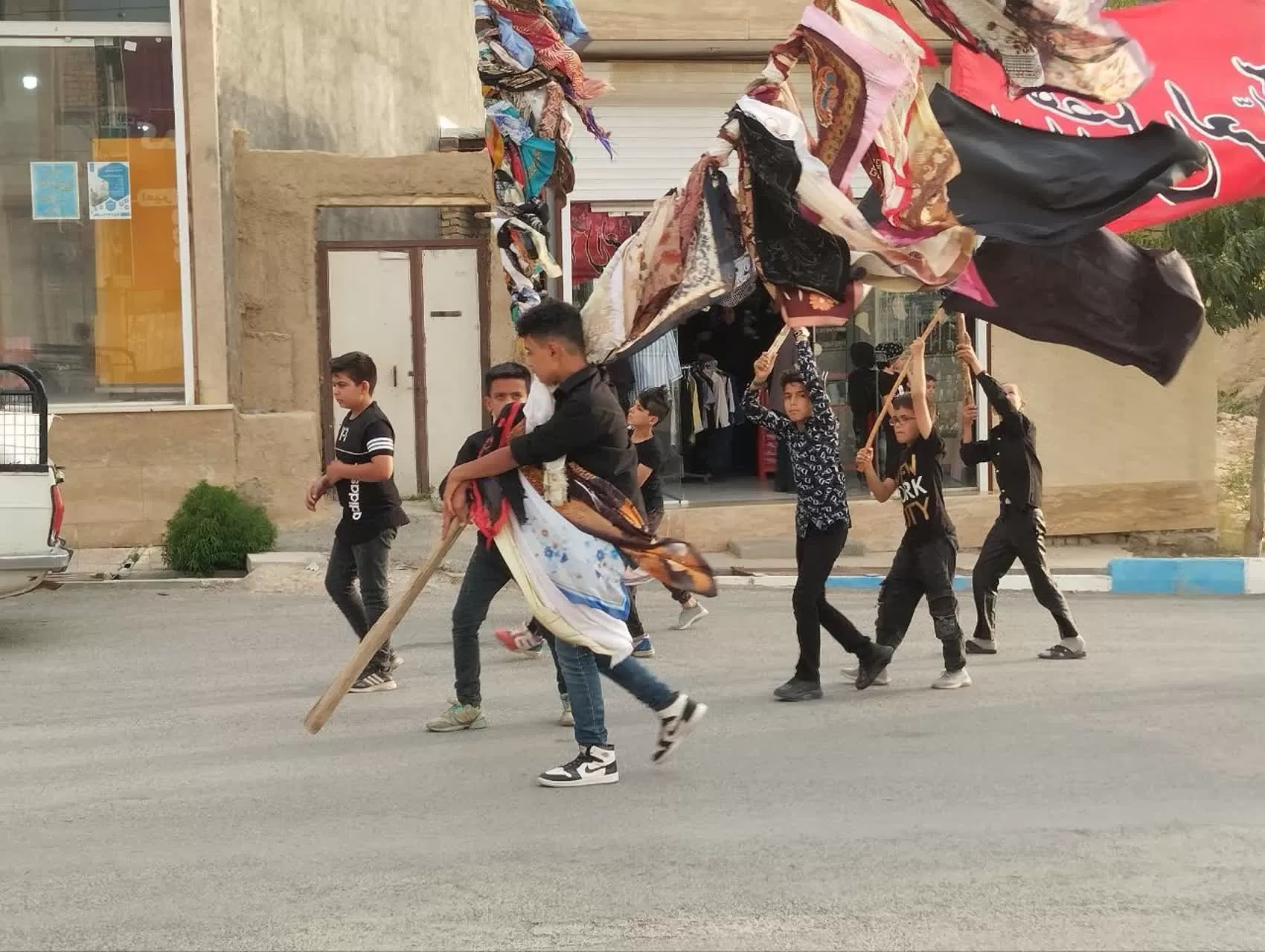 دسته عزاداری زنجیرزنی در شهر تلخاب برپا شد