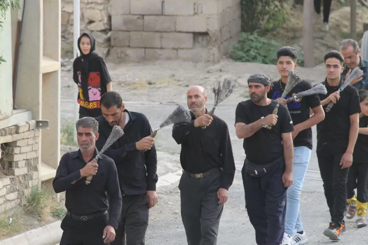 دسته عزاداری زنجیرزنی در شهر تلخاب برپا شد