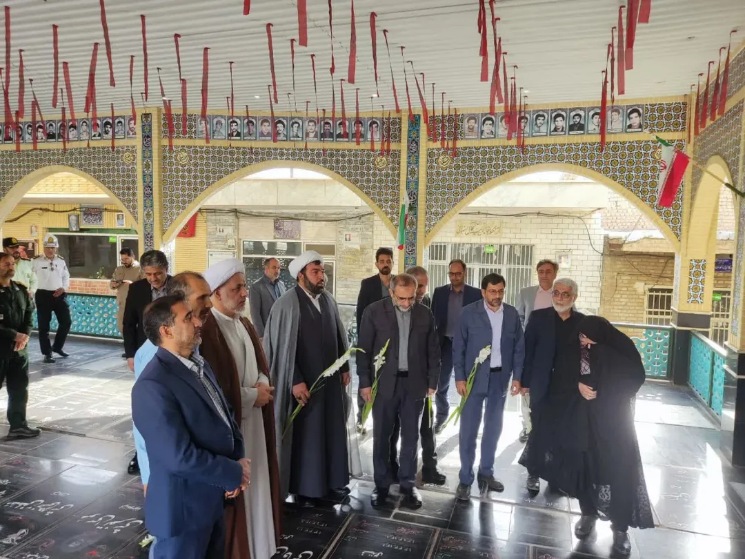 گلزار شهدای ساوه با حضور مسئولان گلباران شد