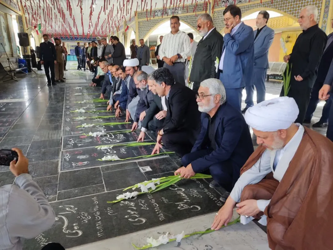 گلزار شهدای ساوه با حضور مسئولان گلباران شد