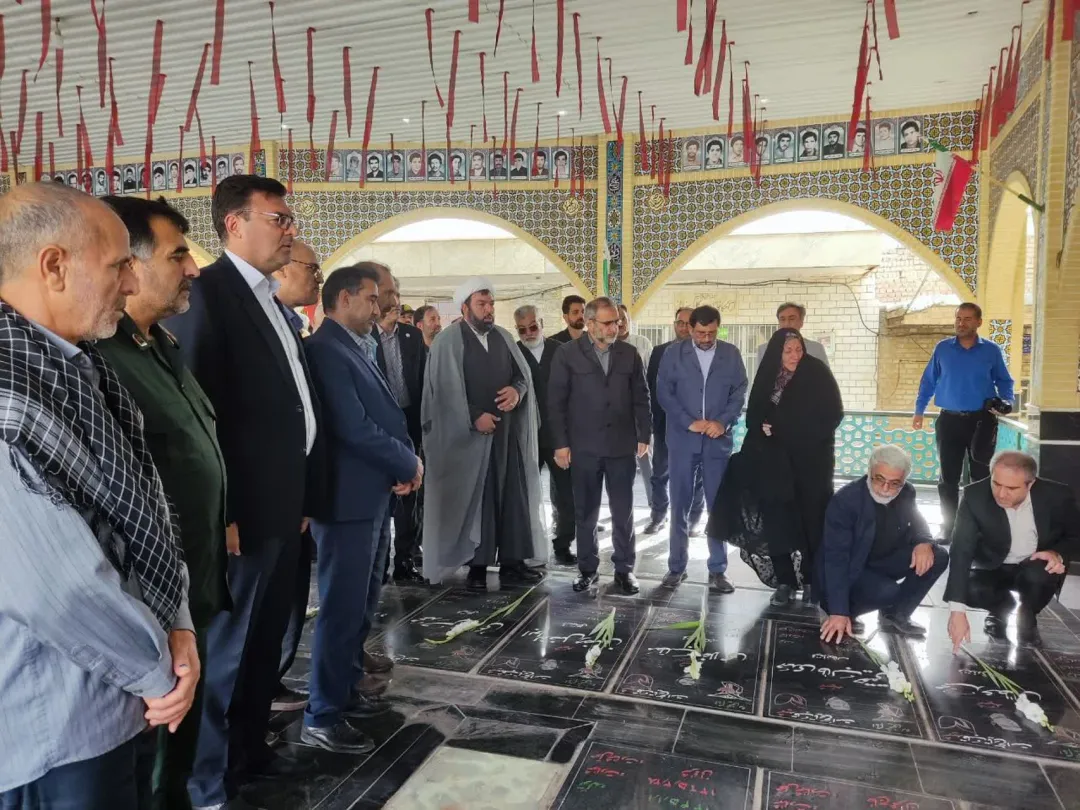 گلزار شهدای ساوه با حضور مسئولان گلباران شد
