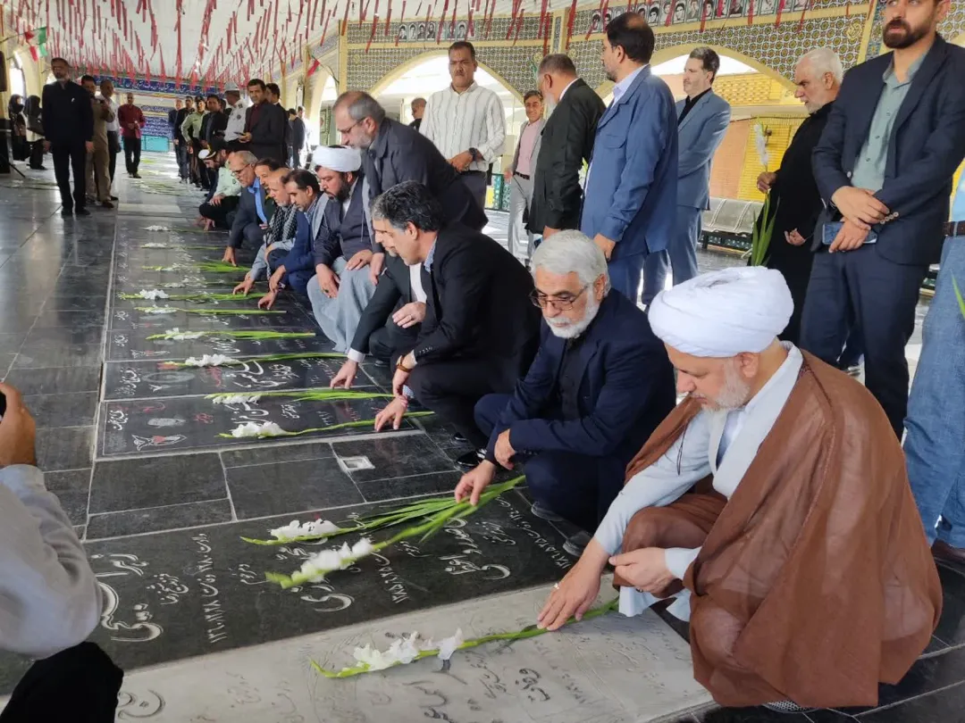 گلزار شهدای ساوه با حضور مسئولان گلباران شد