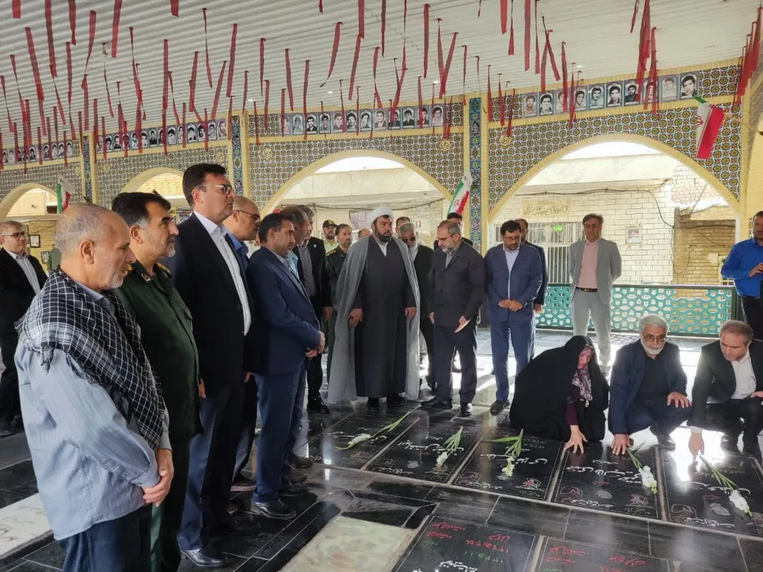 گلزار شهدای ساوه با حضور مسئولان گلباران شد