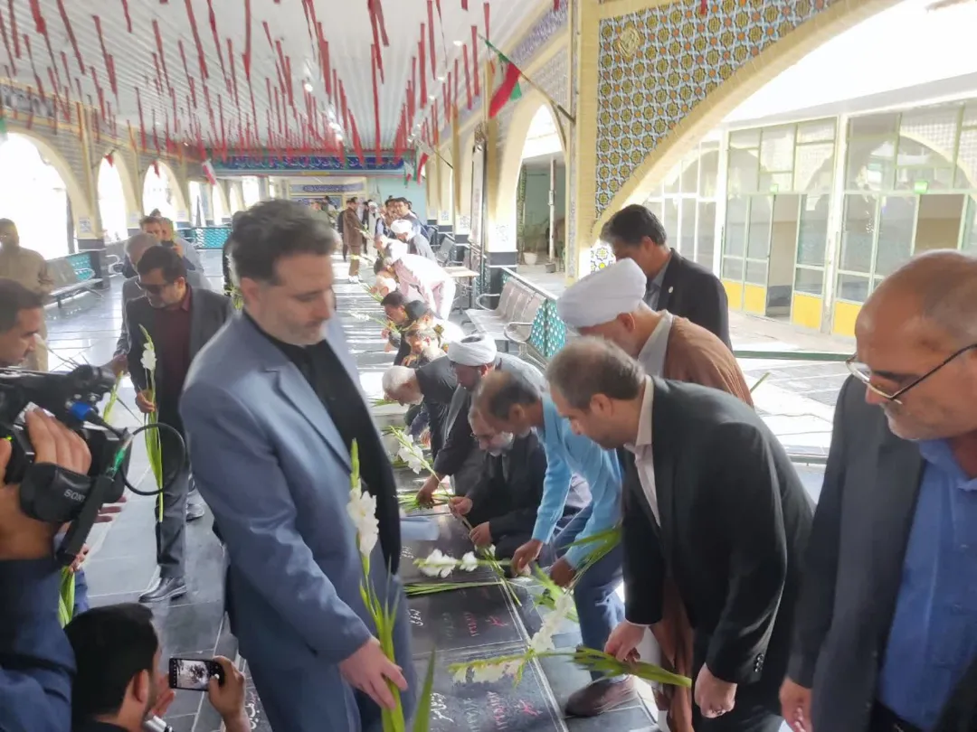 گلزار شهدای ساوه با حضور مسئولان گلباران شد