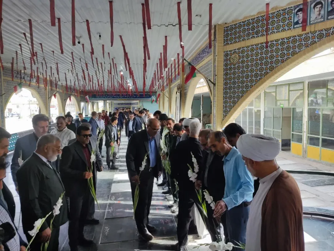 گلزار شهدای ساوه با حضور مسئولان گلباران شد
