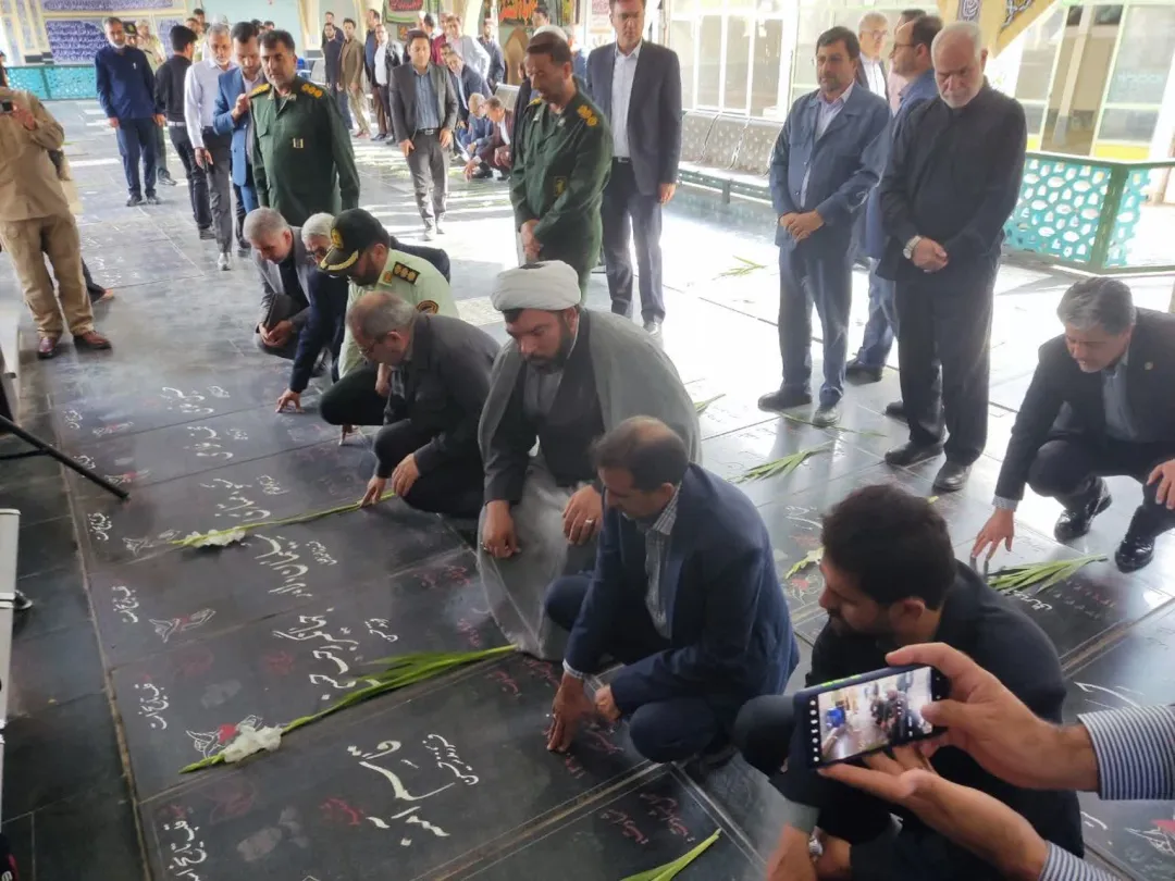 گلزار شهدای ساوه با حضور مسئولان گلباران شد