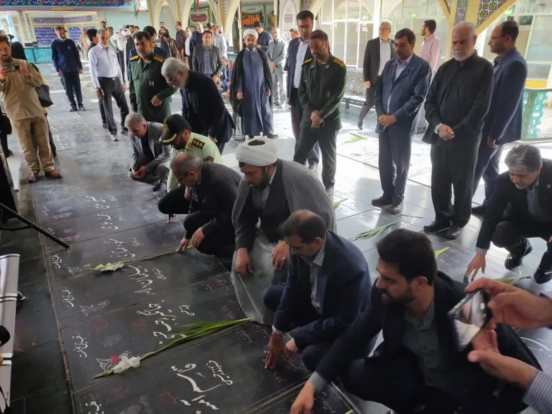 گلزار شهدای ساوه با حضور مسئولان گلباران شد