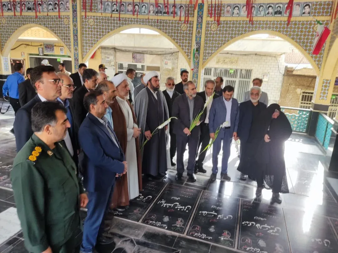 گلزار شهدای ساوه با حضور مسئولان گلباران شد