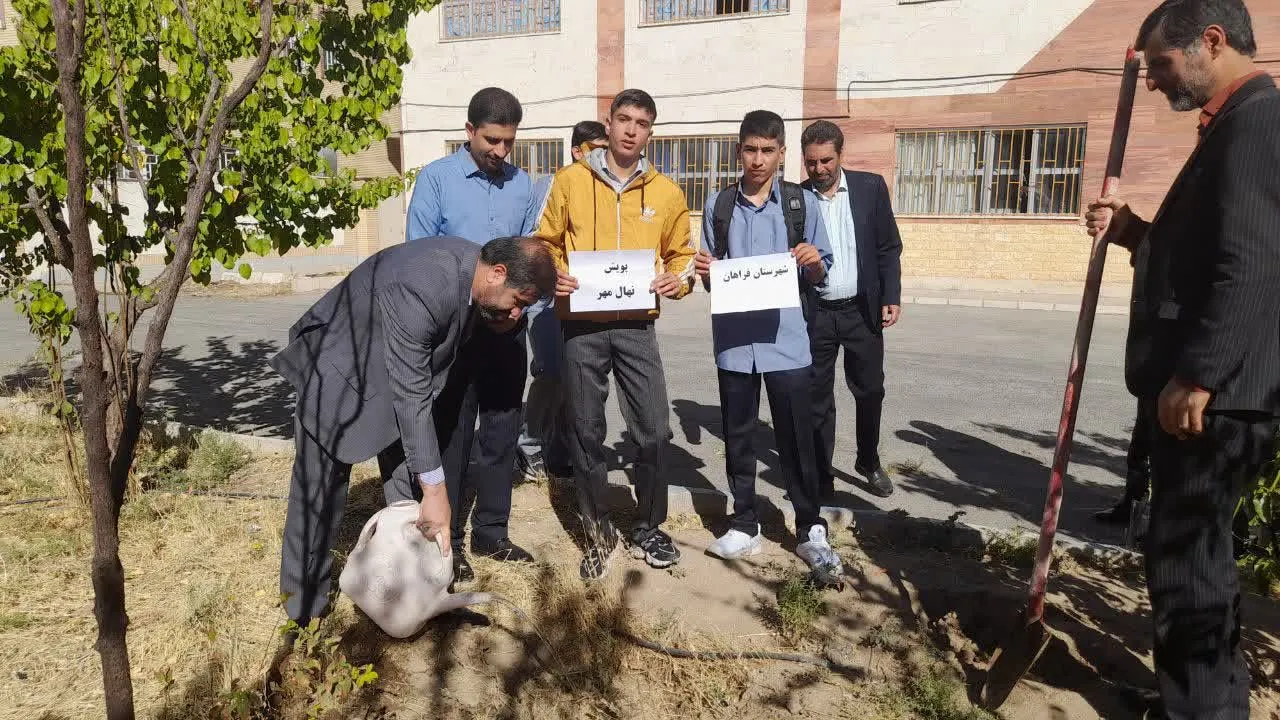 نواختن زنگ ایثار و مقاومت در فراهان