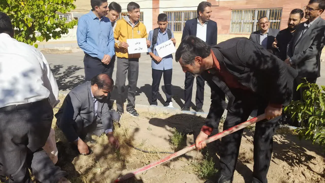 نواختن زنگ ایثار و مقاومت در فراهان