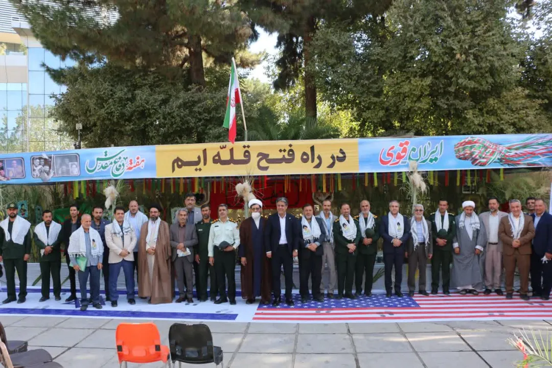 افتتاح نمایشگاه دفاع مقدس در شهرداری ساوه