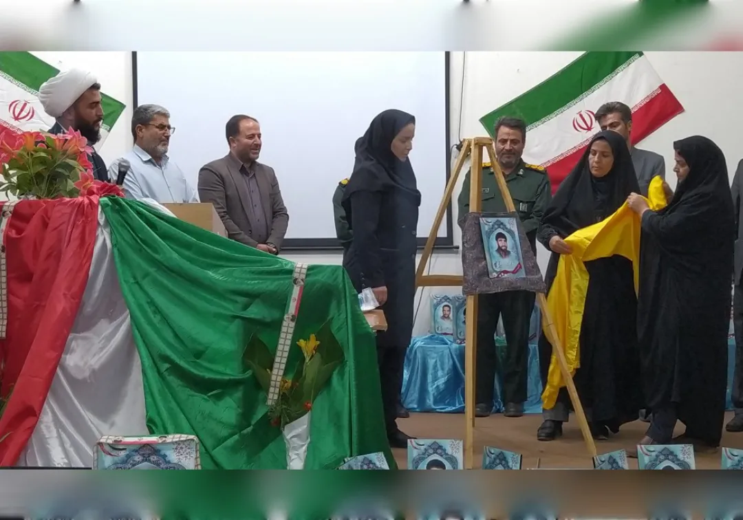 رونمایی از پوستر شهدای شهرستان خنداب