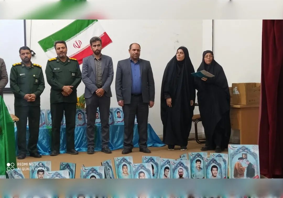رونمایی از پوستر شهدای شهرستان خنداب