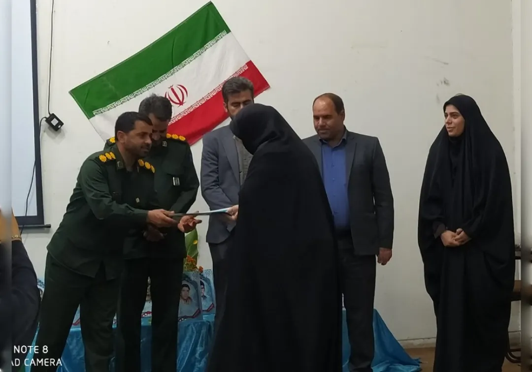رونمایی از پوستر شهدای شهرستان خنداب